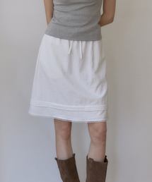 OURHOPE（アワーホープ）の「シアサッカー ピンタック ミディスカート - ホワイト（スカート）」