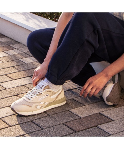 Reebok(リーボック)の「クラシック ナイロン 89 / CLASSIC NYLON 89(スニーカー・メンズ・アイボリー/グレー・30.0cm/29.0cm/28.5cm/28.0cm/27.5cm/27.0cm/26.5cm/26.0cm/25.5cm/25.0cm/24.0cm/24.5cm/23.5cm/23.0cm)」の4枚目の写真