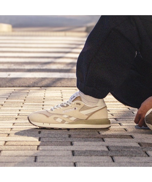 Reebok(リーボック)の「クラシック ナイロン 89 / CLASSIC NYLON 89(スニーカー・メンズ・アイボリー/グレー・30.0cm/29.0cm/28.5cm/28.0cm/27.5cm/27.0cm/26.5cm/26.0cm/25.5cm/25.0cm/24.0cm/24.5cm/23.5cm/23.0cm)」の3枚目の写真