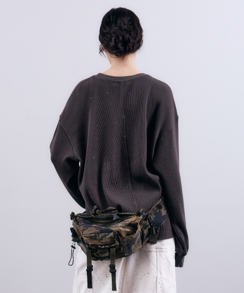 NUAKLE（ヌアクル）の「(w) ミストペインティングワッフルTシャツ_ダークカーキ（Tシャツ/カットソー・レディース・その他・1/2）」の2枚目の写真