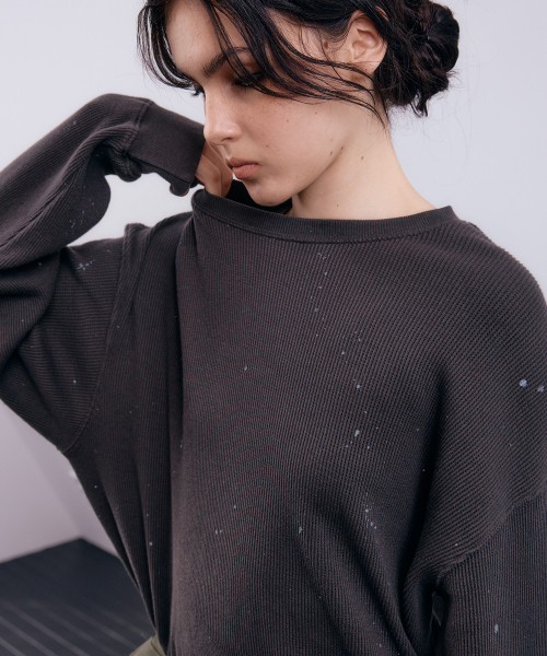 NUAKLE（ヌアクル）の「(w) ミストペインティングワッフルTシャツ_ダークカーキ（Tシャツ/カットソー・レディース・その他・1/2）」の3枚目の写真