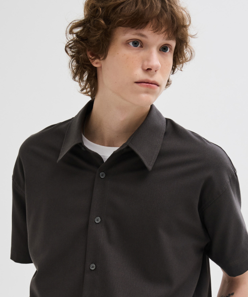 LEIRE（ルアール）の「サマー クロップ 半袖シャツ [チャコール]（シャツ/ブラウス・メンズ・その他・MEDIUM/LARGE/X-LARGE）」の2枚目の写真