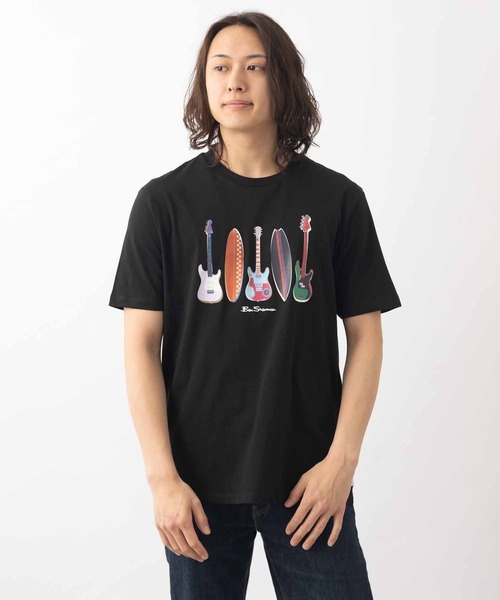Ben Sherman(ベンシャーマン)の「サーフ&ギターズTシャツ(Tシャツ/カットソー・メンズ・ブラック/サーモンピンク・MEDIUM/LARGE)」の1枚目の写真