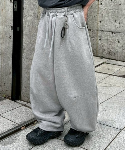 Chikashitsu +（チカシツプラス）の「【Chikashitsu +】curved balloon sweat pants / 【チカシツプラス】カーブバルーンスウェットパンツ（スウェットパンツ・メンズ・グレー/ブラック・ONE SIZE）」の2枚目の写真