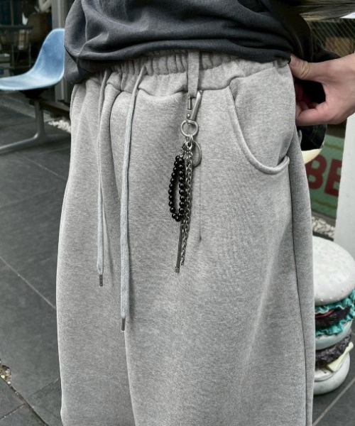 Chikashitsu +（チカシツプラス）の「【Chikashitsu +】curved balloon sweat pants / 【チカシツプラス】カーブバルーンスウェットパンツ（スウェットパンツ・メンズ・グレー/ブラック・ONE SIZE）」の9枚目の写真