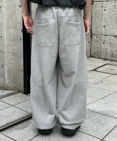 Chikashitsu +（チカシツプラス）の「【Chikashitsu +】curved balloon sweat pants / 【チカシツプラス】カーブバルーンスウェットパンツ（スウェットパンツ・メンズ・グレー/ブラック・ONE SIZE）」の8枚目の写真