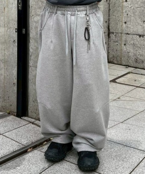 Chikashitsu +（チカシツプラス）の「【Chikashitsu +】curved balloon sweat pants / 【チカシツプラス】カーブバルーンスウェットパンツ（スウェットパンツ・メンズ・グレー/ブラック・ONE SIZE）」の7枚目の写真