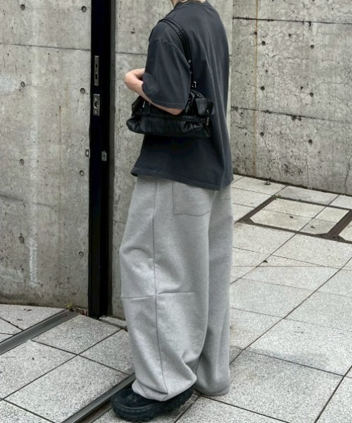 Chikashitsu +（チカシツプラス）の「【Chikashitsu +】curved balloon sweat pants / 【チカシツプラス】カーブバルーンスウェットパンツ（スウェットパンツ・メンズ・グレー/ブラック・ONE SIZE）」の6枚目の写真
