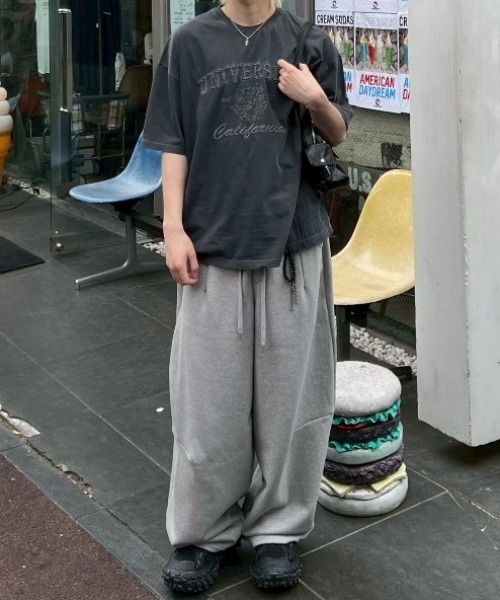 Chikashitsu +（チカシツプラス）の「【Chikashitsu +】curved balloon sweat pants / 【チカシツプラス】カーブバルーンスウェットパンツ（スウェットパンツ・メンズ・グレー/ブラック・ONE SIZE）」の4枚目の写真