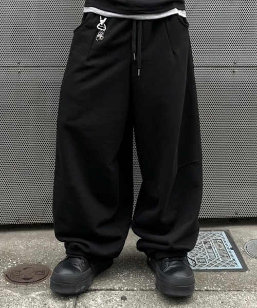 Chikashitsu +(チカシツプラス)の「【Chikashitsu +】curved balloon sweat pants / 【チカシツプラス】カーブバルーンスウェットパンツ(スウェットパンツ・メンズ・グレー/ブラック・ONE SIZE)」の19枚目の写真