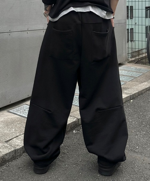 Chikashitsu +(チカシツプラス)の「【Chikashitsu +】curved balloon sweat pants / 【チカシツプラス】カーブバルーンスウェットパンツ(スウェットパンツ・メンズ・グレー/ブラック・ONE SIZE)」の16枚目の写真