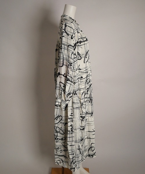 SCARF（スカーフ）の「大柄プリントワンピース（ワンピース・レディース・ブラックミックス/ホワイト/ピンク/ブラック×ブラック・FREE）」の13枚目の写真