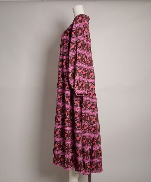 SCARF（スカーフ）の「大柄プリントワンピース（ワンピース・レディース・ブラックミックス/ホワイト/ピンク/ブラック×ブラック・FREE）」の16枚目の写真