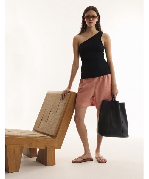 Maison Kitsune(メゾンキツネ)の「SOFT FINE RIB ASYMMETRIC TOP(タンクトップ・レディース・ブラック・S/XS/M)」の9枚目の写真