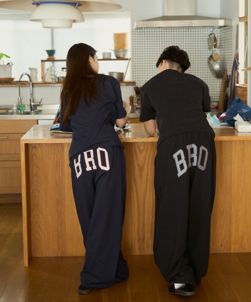 BROKEN BASE(ブロークンベース)の「BRO Logo Sweat Pants / BRO ロゴスウェットパンツ(スウェットパンツ・メンズ・ブラック/ネイビー・SMALL/MEDIUM/LARGE)」の4枚目の写真