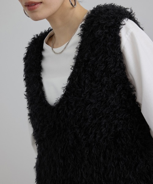 SALON adam et rope'(サロン アダム エ ロペ)の「カーリーモヘアクロップドベスト(ベスト・レディース・オフホワイト/ブラック・FREE)」の2枚目の写真