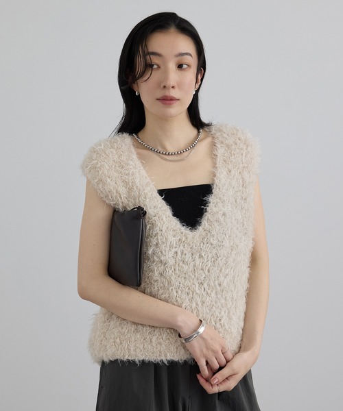 SALON adam et rope'(サロン アダム エ ロペ)の「カーリーモヘアクロップドベスト(ベスト・レディース・オフホワイト/ブラック・FREE)」の16枚目の写真
