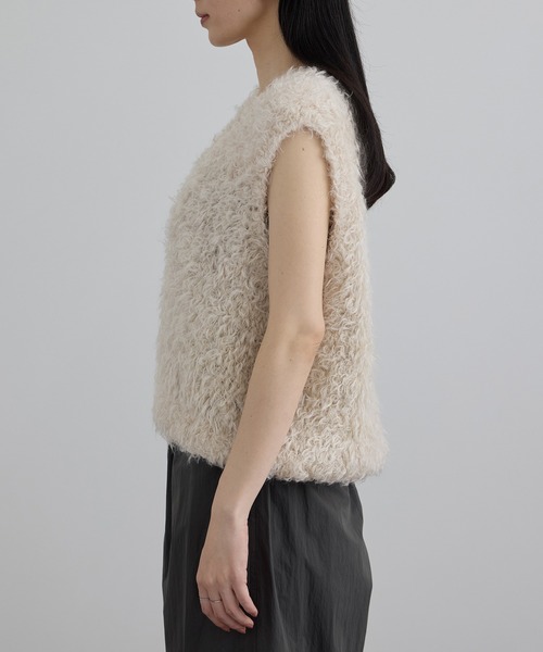 SALON adam et rope'(サロン アダム エ ロペ)の「カーリーモヘアクロップドベスト(ベスト・レディース・オフホワイト/ブラック・FREE)」の8枚目の写真