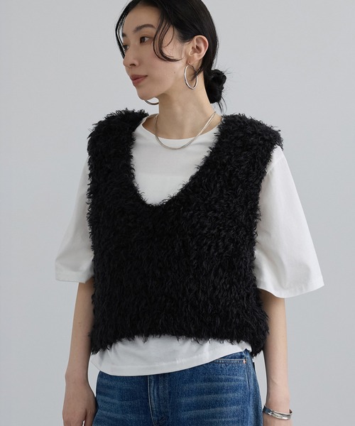 SALON adam et rope'(サロン アダム エ ロペ)の「カーリーモヘアクロップドベスト(ベスト・レディース・オフホワイト/ブラック・FREE)」の5枚目の写真