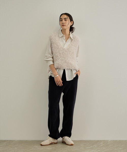 SALON adam et rope'(サロン アダム エ ロペ)の「カーリーモヘアクロップドベスト(ベスト・レディース・オフホワイト/ブラック・FREE)」の6枚目の写真