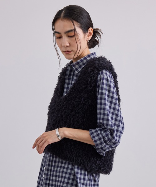 SALON adam et rope'(サロン アダム エ ロペ)の「カーリーモヘアクロップドベスト(ベスト・レディース・オフホワイト/ブラック・FREE)」の9枚目の写真