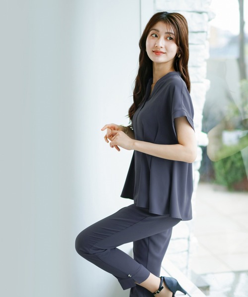 WHITE JOOLA（ホワイトジョーラ）の「【 2wayストレッチ 】 ドライフェイス・セットアップ［ タックブラウス＋テーパードパンツ ］（スーツセット・レディース・ベージュ/ブルーグレー/ライラック・M/L/S）」の16枚目の写真