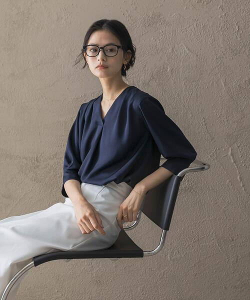URBAN RESEARCH ROSSO WOMEN(アーバンリサーチ ロッソ)の「シルキーツイルVネックブラウス(シャツ/ブラウス・レディース・ミント/オフホワイト/ネイビー・FREE)」の1枚目の写真