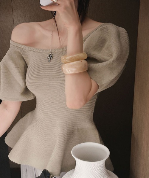 FAVORITO(ファヴォリート)の「オフショルダー半袖トップス(その他トップス・レディース・ブラック/モカ・F)」の21枚目の写真