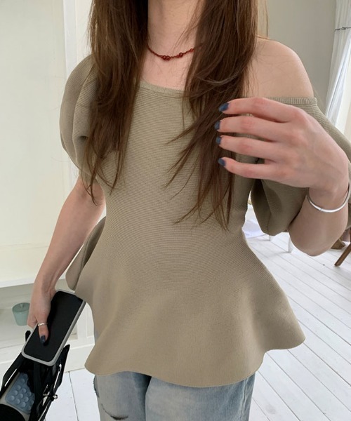 FAVORITO(ファヴォリート)の「オフショルダー半袖トップス(その他トップス・レディース・ブラック/モカ・F)」の22枚目の写真