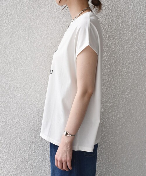 SHIPS Colors（シップス カラーズ）の「SHIPS Colors:〈接触冷感・UVカット・洗濯機可能〉フレンチスリーブ SOLENNE ロゴ TEE◇（Tシャツ/カットソー・レディース・ベージュ/ブラウン/オフホワイト・ONE SIZE）」の14枚目の写真
