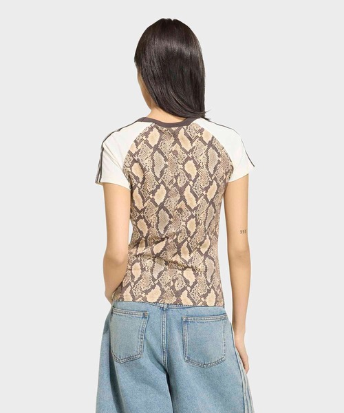 adidas(アディダス)の「スネークプリント カリ Tシャツ / アディダスオリジナルス adidas Originals(Tシャツ/カットソー・レディース・ベージュ・SMALL/XX-LARGE/3XL/LARGE/MEDIUM/X-LARGE)」の2枚目の写真