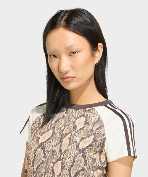 adidas(アディダス)の「スネークプリント カリ Tシャツ / アディダスオリジナルス adidas Originals(Tシャツ/カットソー・レディース・ベージュ・SMALL/XX-LARGE/3XL/LARGE/MEDIUM/X-LARGE)」の3枚目の写真