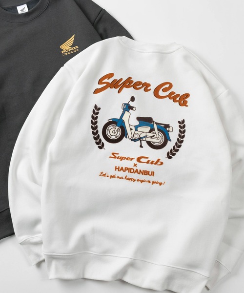 sanrio（サンリオ）の「【71】【HONDA/ホンダ】×【Sanrio/サンリオ】「スーパーカブ」「はぴだんぶい」「クロミ」コラボ 裏起毛 クルーネック プリント スウェット/バックプリント/フロッキープリント/刺繍ワッペン/ユニセックス/レディース/メンズ（スウェット・レディース・ホワイト/ブラウン/ブラック/チャコールグレー・XL/L/M）」の2枚目の写真