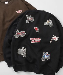 sanrio（サンリオ）の「【71】【HONDA/ホンダ】×【Sanrio/サンリオ】「スーパーカブ」「はぴだんぶい」「クロミ」コラボ 裏起毛 クルーネック プリント スウェット/バックプリント/フロッキープリント/刺繍ワッペン/ユニセックス/レディース/メンズ（スウェット）」