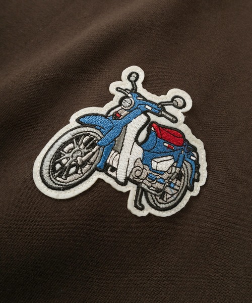 sanrio（サンリオ）の「【71】【HONDA/ホンダ】×【Sanrio/サンリオ】「スーパーカブ」「はぴだんぶい」「クロミ」コラボ 裏起毛 クルーネック プリント スウェット/バックプリント/フロッキープリント/刺繍ワッペン/ユニセックス/レディース/メンズ（スウェット・レディース・ホワイト/ブラウン/ブラック/チャコールグレー・XL/L/M）」の16枚目の写真