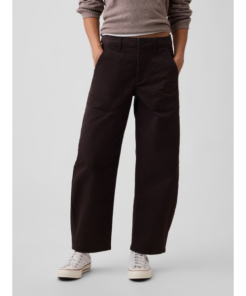 GAP（ギャップ）の「ミッドライズ バレルカーキパンツ（その他パンツ・レディース・ベージュ/ネイビー/ブラウン/グリーン・000/2/4/0/10/00/6/8）」の2枚目の写真