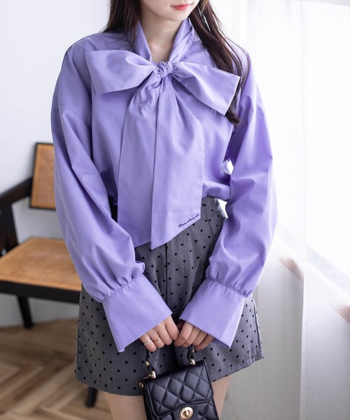 CLEAR BASIC（クリアベーシック）の「刺繍入りボウタイリボンブラウス［骨格ウェーブ／フェミニン／オフィスカジュアル］（シャツ/ブラウス・レディース・ブルー/ミント/チャコールグレー/オフホワイト・F）」の4枚目の写真