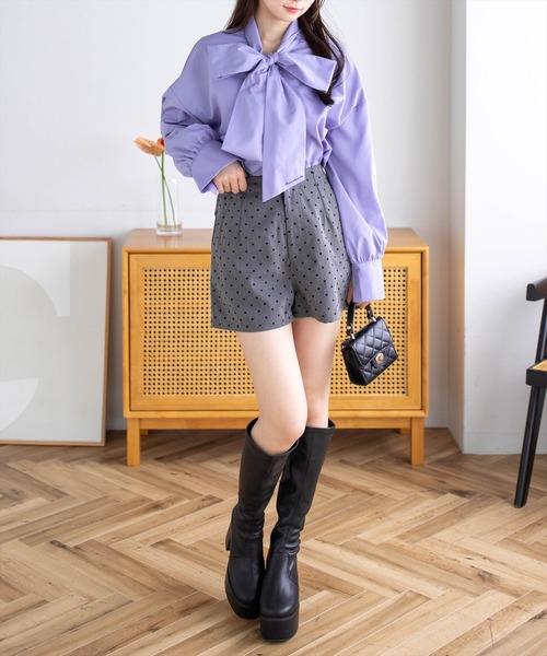 CLEAR BASIC（クリアベーシック）の「刺繍入りボウタイリボンブラウス［骨格ウェーブ／フェミニン／オフィスカジュアル］（シャツ/ブラウス・レディース・ブルー/ミント/チャコールグレー/オフホワイト・F）」の11枚目の写真