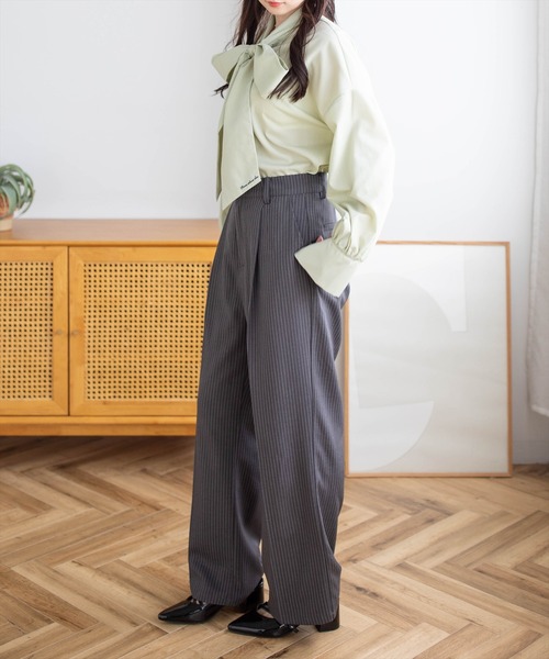 CLEAR BASIC（クリアベーシック）の「刺繍入りボウタイリボンブラウス［骨格ウェーブ／フェミニン／オフィスカジュアル］（シャツ/ブラウス・レディース・ブルー/ミント/チャコールグレー/オフホワイト・F）」の5枚目の写真