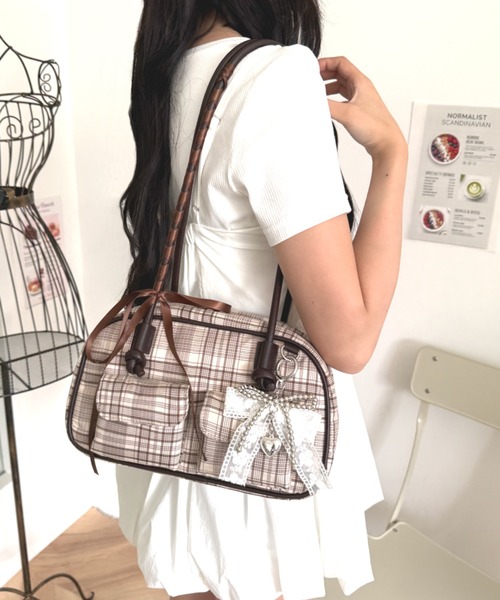 WEGO（ウィゴー）の「WEGO/アソートレイヤーリボンチャーム付きボストンバッグ（ハンドバッグ・レディース・その他2/その他1/その他3/ブラウン系その他2/ブラック系その他2・FREE）」の11枚目の写真