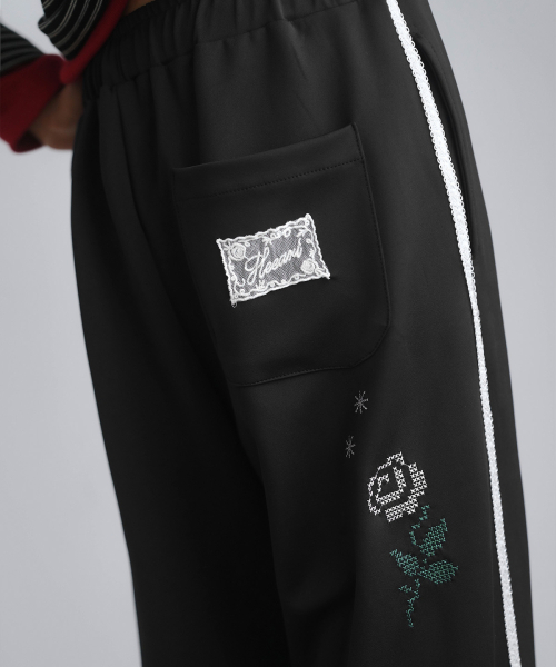 HEEARI（ヒアリー）の「ロジ刺繍レーストラックパンツ_ブラック（スウェットパンツ・レディース・その他・FREE）」の3枚目の写真