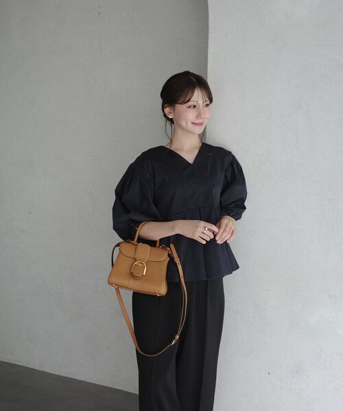 cle blatt(クレブラット)の「Vネックタックブラウス(シャツ/ブラウス・レディース・ネイビー/オフホワイト・MEDIUM)」の2枚目の写真