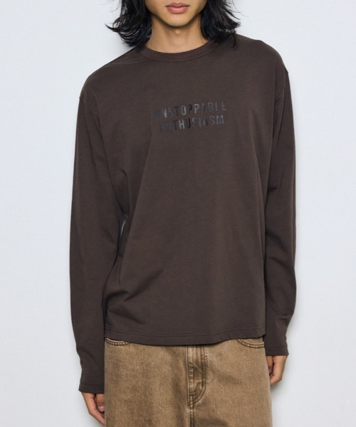 AZUL by moussy(アズールバイマウジー)の「配色厚盛ラバープリントロンT 秋服 冬服 春服 ロゴT(Tシャツ/カットソー・メンズ・グレー/ブラウン/ブラック/ホワイト・LARGE/MEDIUM)」の4枚目の写真