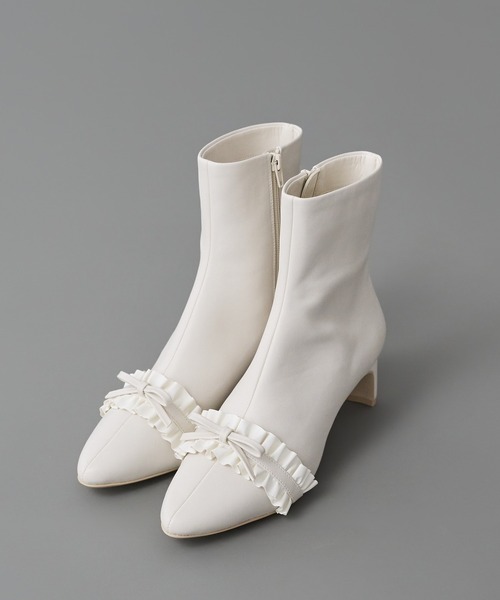 Maison de FLEUR(メゾンドフルール)の「バイカラーフリルリボンショートブーツ(ブーツ・レディース・ブラック/ホワイト系その他2・M/L/S)」の2枚目の写真