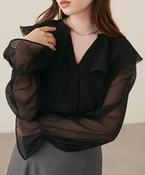 natural couture(ナチュラルクチュール)の「タックフリル衿スキッパー長袖ブラウス(シャツ/ブラウス・レディース・ピンクベージュ/ブラック/グレイッシュベージュ/アイボリー・FREE)」の2枚目の写真