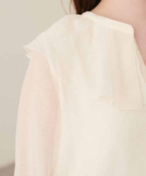 natural couture(ナチュラルクチュール)の「タックフリル衿スキッパー長袖ブラウス(シャツ/ブラウス・レディース・ピンクベージュ/ブラック/グレイッシュベージュ/アイボリー・FREE)」の6枚目の写真