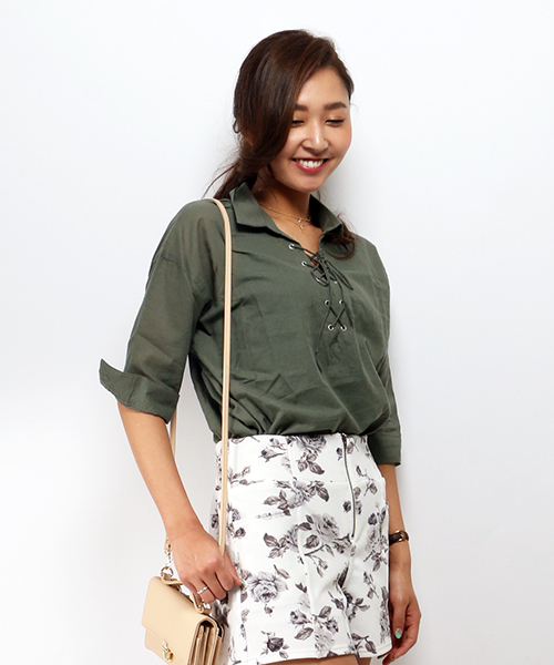 VENCEEXCHANGE（ヴァンスエクスチェンジ）の「レースアップ綿麻シャツ                （シャツ/ブラウス・レディース・オフホワイト/ダークグリーン/ブルー・MEDIUM）」の2枚目の写真