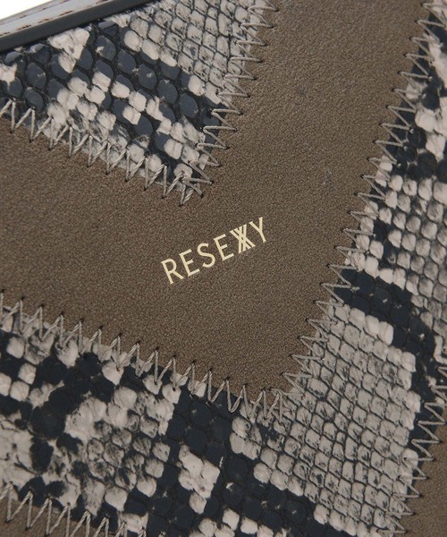 RESEXXY（リゼクシー）の「【RESEXXY/リゼクシー】　Vカットパイソン柄ハンドショルダー（ショルダーバッグ・レディース・グレー/ブラック/ベージュ/ワイン・FREE）」の17枚目の写真