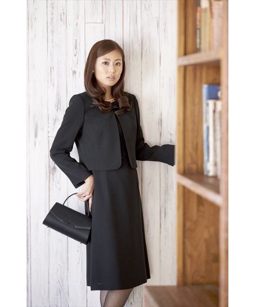 MONOIR(モノワール)の「濃染加工アンサンブル(ジャケットワンピース)(アンサンブル・レディース・ブラック・9号/13号/7号/15号/11号)」の1枚目の写真