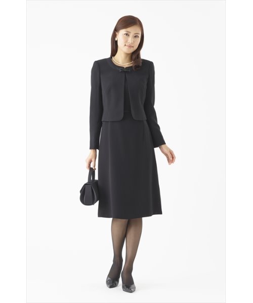 MONOIR(モノワール)の「濃染加工アンサンブル(ジャケットワンピース)(アンサンブル・レディース・ブラック・9号/13号/7号/15号/11号)」の2枚目の写真